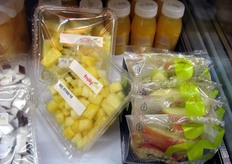 Dettaglio delle confezioni di mango e mele.