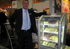 Raymond Mahieu della Smit's Uien mostra le specialita' aziendali presentate alla fiera internazionale.