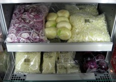 Nel dettaglio, le cipolle tagliate a dadini e a rondelle.