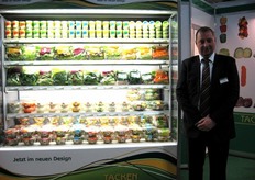 Matthias Koll, in rappresentanza dell'azienda Tacken, mostra le linee di prodotti in esposizione.