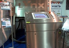 Stand Visys Sorting Systems (Belgio). Nella foto selezionatrice ottica.