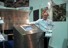 Niels Valkenborgh, Business Development Engineer della Visys, mostra la selezionatrice ottica LYNX, a media capacita'.