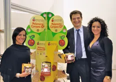 Nicoletta Fiorentino, Gennaro Galdiero e Loredana Di Mambro della Coop. Giotto mostrano il totem promozionale per il prodotto Melannurca Campana IGP, inserito nella catena di supermercati Coop Italia.