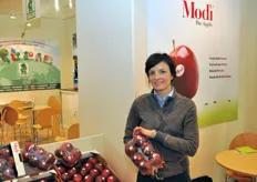 Alessia Schepis di SG Marketing Agroalimentare presso lo stand della mela rossa Modi'.