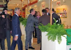 Il Ministro delle Politiche Agricole Luca Zaia (al centro, mentre saluta alcuni rappresentanti dell'azienda Brio), in visita al Fruit Logistica.