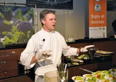 Lo chef Guus Vredenburg ha preparato sul momento alcuni gustosi assaggi a base dei prodotti Monsanto.