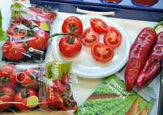 "Pomodori a grappolo "See the Taste", il cui bel colore interno e' segno visibile di sapore."