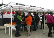 Nunzio Cannizzo di Monsanto (in piedi a sinistra, con la maglia verde) fornisce alcune spiegazioni al pubblico interessato.