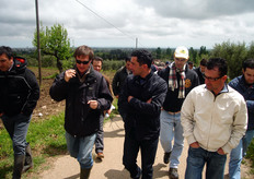 Benoit Escande (in foto secondo da sinistra) e' molto entusiasta delle potenzialita' produttive delle varieta' costituite dal suo gruppo (BEE - Benoit Escande Edition) nell'area del metapontino molto simile, per alcuni aspetti (vicinanza al mare e alla montagna), a Perpignan, a Sud Ovest della Francia, dove le varieta' Escande sono maggiormente diffuse. Il costitutore francese intende mettere a disposizione dei produttori tutta l'esperienza del proprio staff tecnico per raggiungere in breve tempo risultati produttivi ed economici soddisfacenti.