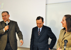 Il prof. Giancarlo Colelli ringrazia il Rettore e da' avvio ai lavori della mattinata, coordinati dalla D.ssa Rossella Gigli (a destra), caporedattore di FreshPlaza Italia.