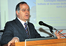 Il Prof. Angelo Visconti, Direttore dell’Istituto di Scienze delle Produzioni Alimentari del CNR di Bari, ha preso per primo la parola, illustrando i recenti risultati di progetti Europei inerenti il controllo delle micotossine negli alimenti e nei mangimi animali. Le micotossine sono composti tossici prodotti dai miceti (muffe), con effetti negativi sulla salute umana e animale.