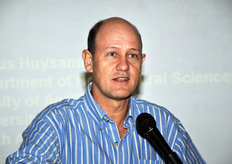 Il Prof. Marius Huysamer spiega che, se e' vero che oggi i fiori di Protea rappresentano meno dello 0,05 per cento del mercato mondiale dei fiori freschi recisi, e' anche vero che la redditivita' di questa produzione e' estremamente elevata (tra il 50 e il 100 per cento in piu', in termini di profitto per ettaro, rispetto per esempio alla coltivazione della rosa o di altri fiori piu' comuni).