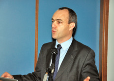 Il Dott. Almeida, oltre ad analizzare gli effetti dei fattori come temperatura e atmosfera modificata nella conservabilita' della frutta di IV gamma, ha presentato anche i risultati di un'indagine condotta sull'efficacia degli additivi per prevenire fenomeni quali imbrunimento e degrado nello stato di compattezza della polpa. Le conclusioni mostrano che, da un punto di vista biochimico, gli effetti degli additivi, nella loro combinazione con lo specifico PH di ogni singola varieta' frutticola, hanno effetti talmente complessi e diversificati, che e' difficile stabilirne l'attivita'.