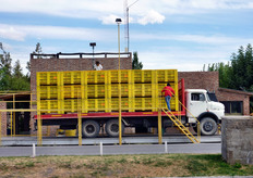 Visita ad un magazzino della Expofruit-Univeg, societa' di proprieta' belga che qui gestisce circa 5.000 ettari, con una produzione di 150.000 tonnellate di frutta, la quale viene commercializzata sui mercati di Brasile, Usa, Unione Europea e anche Italia.