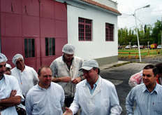 Le fasi della lavorazione sono la pesatura, il controllo qualita', la macinatura, le pressature (ne fanno 2), la filtrazione e due concentrazioni. Il costo del prodotto finito è dato per il 30% dal costo della frutta e per il 70% dai costi di lavorazione.