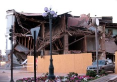 "Resti della sede del quotidiano di Curico', "La Prensa"."