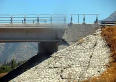 Un ponte, simbolo di tantissimi danneggiati in questo modo dal sisma.
