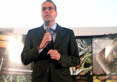 "Frank Terhorst, AD Bayer Cropscience Italia, ha ricordato che la collana di volumi "Coltura & Cultura" si propone come scopo quello di colmare la distanza tra il produttore e il consumatore, ricreando un circuito di fiducia e di consenso, che porti ad accrescere la domanda di consumi di ortofrutta e, dunque, aumentare il reddito dei produttori."