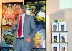 "Renzo Angelini, responsabile technical management e communication Bayer Cropscience Italia, nonche' ideatore e coordinatore della collana "Coltura & Cultura", ha ringraziato i 70 autori del volume sul carciofo, "per avere saputo mettere insieme, per la prima volta, attraverso un approccio multidisciplinare, tutte le conoscenze disponibili su questa filiera"."