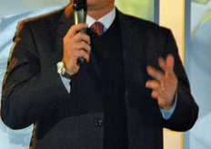 "Nicola Calabrese, ricercatore dell'Istituto di scienze delle produzioni alimentari (ISPA) del CNR di Bari, e' stato il coordinatore scientifico dell'opera. Calabrese ha sottolineato come nel libro "siano state esaminate in modo sintetico, ma completo, le caratteristiche botaniche, le tematiche di ricerca piu' innovative e le piu' aggiornate tecniche di coltivazione". Nell’opera, inoltre, sono stati trattati aspetti non sufficientemente noti "come la storia millenaria del carciofo e le sue proprieta' salutistiche"."