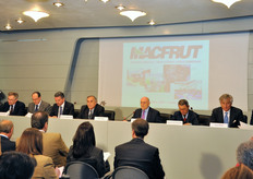 Il tavolo dei relatori. Erano presenti: Umberto Vattani (Presidente ICE), Paolo Lucchi (Sindaco di Cesena), Domenico Scarpellini (Presidente di Cesena Fiera), Paolo Bruni (Presidente COGECA e CSO), Roberto Della Casa (Uni. Bologna), Roberto Graziani (Presidente MFC), Luigi Peviani (Presidente Fruitimprese), Tiberio Rabboni (Assessore all’agricoltura della Regione Emilia Romagna), Paolo De Castro (Presidente della Commissione Agricoltura del Parlamento Europeo) e Adolfo Urso (Viceministro allo Sviluppo Economico).