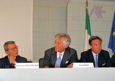 L'intervento di Paolo Bruni (Presidente COGECA e CSO-Centro Servizi Ortofrutticoli) ha toccato quattro punti salienti: la crescente importanza strategica del Bacino del Mediterraneo; le barriere fitosanitarie come problematica da risolvere per il potenziamento dell'export; il ruolo chiave dell'internazionalizzazione e il fattore consumi.