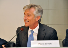 Dalle ultime elaborazioni del CSO-Centro Servizi Ortofrutticoli sui consumi di frutta e verdura in Europa si evidenzia un gap ancora molto elevato rispetto ai livelli consigliati dall'OMS (Organizzazione Mondiale della Sanita'). Invece di consumare 400 grammi di prodotti ortofrutticoli al giorno, gli Europei sono ancora fermi a 200 grammi; il che comporta un enorme margine potenziale di crescita per i consumi di questi preziosi alimenti, a patto che si investa maggiormente in educazione alimentare.