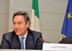 Da parte sua, Luigi Peviani (Presidente Fruitimprese) ha posto l'accento sul fatto che la creazione, quest'anno, di un'area di libero scambio nel Bacino del Mediterraneo possa servire come opportunita' per creare in Italia una piattaforma logistica di collegamento tra nord e sud, sul modello delle realta' nordeuropee. Peviani ha poi commentato i dati sul commercio estero ortofrutticolo italiano nel 2009.