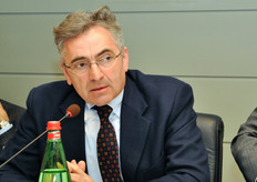 Tiberio Rabboni (Assessore all’agricoltura della Regione Emilia Romagna) ha posto l'accento sull'esigenza di riformare la Politica Agricola Comune (PAC) per dotarla di strumenti piu' efficienti. Il rapporto tra produzione e grande distribuzione va inoltre regolamentato ai fini di un migliore rapporto di reciprocita'. Secondo Rabboni - il quale ha proposto l'idea di un G 20 dell'ortofrutta - e' necessario trovare una linea di condotta comune e condivisa tra le principali regioni produttive europee.