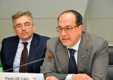 Da parte sua, Paolo De Castro (Presidente della Commissione Agricoltura del Parlamento Europeo), ha sottolineato la bonta' dello strumento OCM ortofrutta, che non necessita di nuove regole o di risorse aggiuntive, bensi' di regole migliori. Nell'occasione, De Castro ha anticipato che saranno presentate il 20 aprile a Strasbrurgo le misure anticrisi per il settore agricolo; si affrontera' anche la questione del rapporto tra GDO e fornitori, con particolare attenzione ai termini di pagamento delle fatture per l'acquisto di merce deperibile.