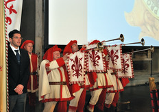 Uno squillo di trombe da' l'avvio alla cerimonia.