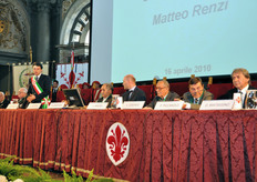 Nel suo saluto, il Sindaco di Firenze ha ricordato che quando una tradizione prestigiosa come la cerimonia inaugurale dell'Anno Accademico dei Georgofili si rinnova, ciò non significa che si voglia guardare al passato, bensì che si intende scrutare il futuro facendo appello alle profonde radici culturali della citta'.