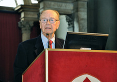 In un contesto di erosione delle risorse agricole disponibili, di crescita demografica, di mutamenti nel modo di alimentarsi, nonché di fattori imponderabili, legati a dinamiche di mercato e di efficienza redistributiva ed energetica, i prodotti e gli approvvigionamenti agroalimentari non vanno dati per scontati. Dall'agricoltura dipende la sopravvivenza stessa del genere umano e dunque il settore primario va messo al centro di politiche attente e lungimiranti.