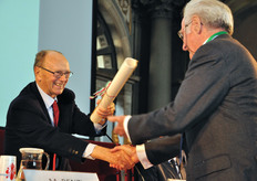 Al termine delle relazioni, il Presidente Scaramuzzi ha conferito i diplomi ai nuovi Accademici.