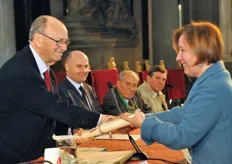 Il momento della consegna del diploma a Letizia Martirano.