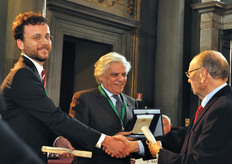 "In conclusione, il riconoscimento del premio "Antico Fattore" 2010, consegnato ad un lavoro di ricerca sulla produzione di olio, condotto da Emanuele Boselli, Giuseppe Di Lecce, Natale G. Frega, Gennaro Pieralisi e Rosanna Strabbioli. Il lavoro ha analizzato il profilo qualitativo degli oli prodotti a temperature inferiori a 27 gradi, rispetto a quelli prodotti a temperature superiori."