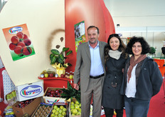 Mauro Panero (Lagnasco Frutta), Alessandra Sacchetto (Asprofrut) e una collega presso lo stand di Lagnasco Frutta, la quale ha recentemente siglato una fusione con la P.A.V. (Coop. Produttori Agricoli Verzuolesi).