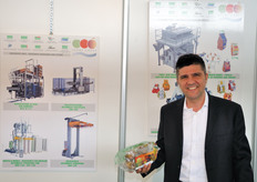 Franco Locati, in rappresentanza di Sorma Group, mostra la nuova soluzione di packaging Easypunnet. Si tratta di un cestino avvolto da un film per meta' intero e per meta' retinato, tutto composto dal medesimo materiale (per consentire maggiore facilita' di gestione dei rifiuti). La parte retinata (nella zona superiore) consente una traspirazione ottimale del prodotto. Ideale per svariati tipi di frutta e verdura.