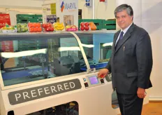 Donato Fiume, direttore vendite Italia di Preferred Packaging, mostra una delle macchine confezionatrici termoretraibili proposte dall'azienda.