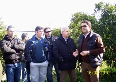 Vito Vitelli (in foto primo a destra), direttore tecnico del CO.VI.L. - Consorzio Vivaisti Lucani di Scanzano Jonico (MT), in un agrumeto in agro di Policoro (MT) durante la giornata tecnica sulla potatura degli agrumi del 16 marzo 2010.