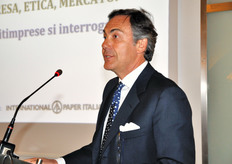 Da parte sua, il Presidente Luigi Peviani ha fornito una lettura critica degli ultimi dati relativi al commercio estero dell'ortofrutta italiana, evidenziando non soltanto le mere cifre, ma individuando e commentando i trend che vedono da qualche anno l'Italia perdere posizioni in termini di produzione ed export, a favore di realta' piu' dinamiche quali Spagna, Olanda e Francia.