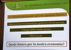 Inoltre, appaiono davvero troppo limitate le attuali richieste che emergono dal mondo agricolo italiano, fermo su tematiche di scarso rilievo strategico e che difficilmente potranno dare risposte nel medio-lungo periodo. Per voltare la pagina delle difficolta' del settore non basta infatti chiedere nuovi strumenti di gestione delle crisi di mercato, ne' ripiegare sulla vendita locale o su quella diretta.