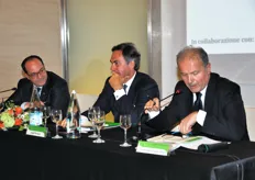 Il moderatore, Lorenzo Frassoldati, ha poi ceduto la parola all'On. Paolo De Castro, Presidente della Commissione Agricoltura del Parlamento Europeo (primo da sinistra).