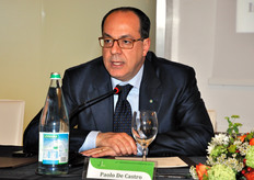 Paolo De Castro ha sottolineato che molte delle difficolta' del sistema agricolo italiano nascono non gia' in Europa, bensi' all'interno del nostro Paese, dove manca una qualsiasi strategia valida per affrontare con competenza e lungimiranza le problematiche di questo settore.