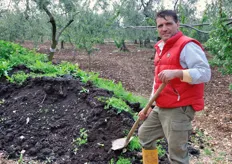 "Donato mostra la sua riserva di letame maturo. "Fertilizziamo le nostre terre solo con prodotti naturali"."