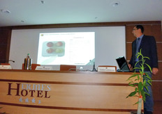 Pasquale Carbone durante l'incontro tecnico al termine delle visite. A partire dagli anni Ottanta, spiega Carbone, il gruppo spagnolo Inotalis - Planasa (di cui PLANITALIA e' partner per l'Italia) ha sviluppato differenti linee di ricerca al fine di lanciare sul mercato nuove varieta' di specie da frutto. Sono state licenziate numerose pesche e nettarine a basso o scarso fabbisogno in freddo (low chilling), tutte a maturazione precocissima e precoce.