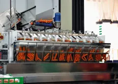 Sistema automatico di pesatura delle carote, tarato su porzioni da 1 kg ciascuna.