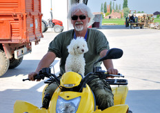 Il titolare dell'azienda, Tonino Zerbinati, insieme alla cagnetta Gina.