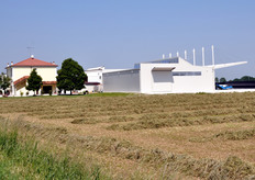 "Zerbinati ha appena completato la realizzazione di un nuovo capannone coperto di 900 metri quadrati, dove saranno ospitati i macchinari per il lavaggio e l'asciugatura di meloni e angurie, i due prodotti principali dell'azienda. "La nuova struttura ci consentira' - spiega Tonino - di razionalizzare il lavoro e di tenere distinta la fase del lavaggio da quella del confezionamento". Nella foto: il nuovo capannone coperto (sulla destra)."