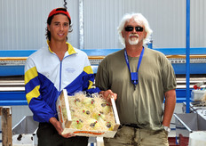 Tonino Zerbinati (a destra) con il figlio Oscar salutano i lettori di FreshPlaza.